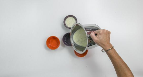 Enjuagar cuatro moldes (cada uno de 150 ml) con agua fría y repartir la mezcla en ellos. Dejar enfriar y luego dejar solidificar en el refrigerador, preferiblemente durante la noche.