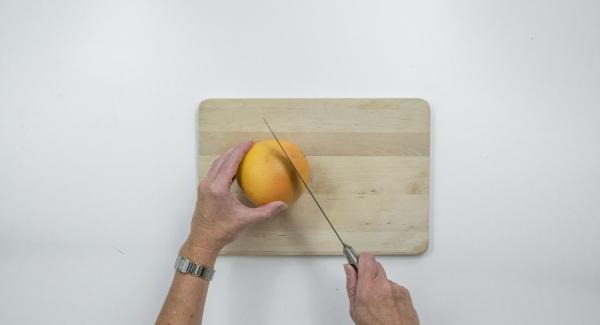 Pelar el resto de los pomelos retirando bien la piel blanca. Cortarlos en rodajas recogiendo en zumo. Mezclar las rodajas de pomelo con la miel.