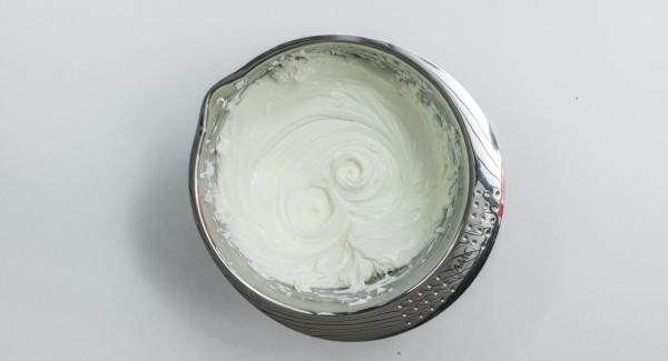 Con una batidora, batir las yemas de huevo con azúcar y azúcar de vainilla hasta que se forme una crema espesa. Batir a mano suavemente el mascarpone y añadir a la crema de huevo.