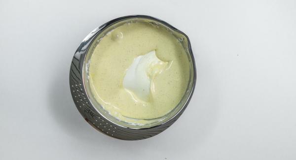 Con una batidora, batir las yemas de huevo con azúcar y azúcar de vainilla hasta que se forme una crema espesa. Batir a mano suavemente el mascarpone y añadir a la crema de huevo.