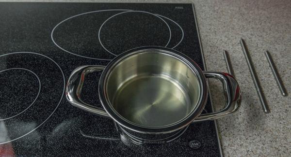 Colocar la olla en el fuego a temperatura media. Introducir  el sirope de sauco y el  zumo de limón y calentar.
