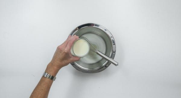 Escurrir la gelatina, disolverla y verterla en un recipiente. Agregar gradualmente el suero de mantequilla.