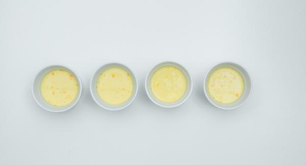 Mezclar el azúcar restante con los huevos, la yema de huevo, la leche y la nata y untar sobre el caramelo.
