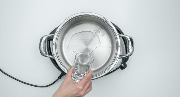 Verter agua(unos 150 ml) en una olla. Colocar los moldes en la Softiera de 24 cm, introducir en la olla y tapar con la Tapa Súper-Vapor (EasyQuick) con un aro de sellado de 24 cm.