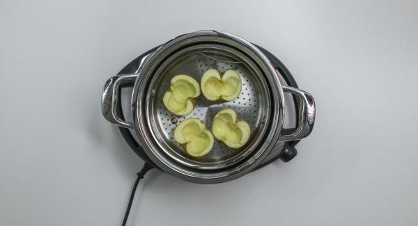 Lavar las manzanas, cortarlas por la mitad a lo largo y retirar bien el corazón. Verter agua (unos 150 ml) en una olla. Colocar las manzanas en la Softiera de 24 cm, introducir en la olla y tapar con la Tapa Súper-Vapor (EasyQuick) con un aro de sellado de 24 cm.