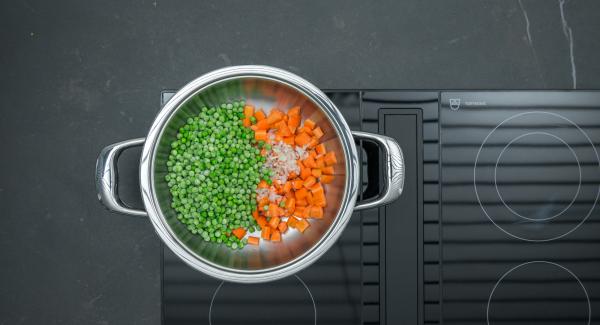 Pelar y cortar las zanahorias en dados y añadirlas a la olla junto con los guisantes y la chalota cortada en dados pequeños.