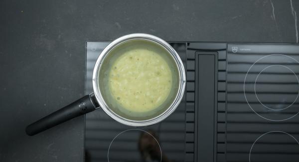 Preparar una salsa bechamel de mantequilla, harina, leche y caldo de verduras según la receta básica.