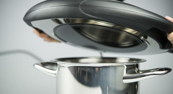 Colocar el Navigenio en modo de horno (poniéndolo invertido encima de la olla), ajustar a temperatura baja y hornear unos 30 segundos. Remover la mezcla y repetir el proceso hasta obtener el dorado deseado.