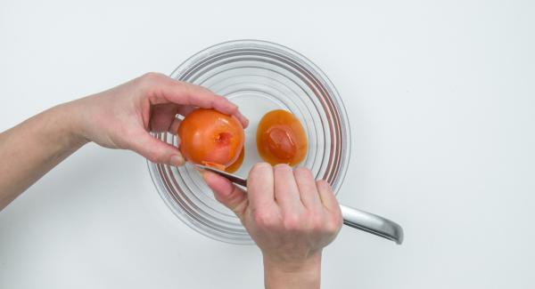 Escaldar los tomates en agua hirviendo, pelarlos y cortarlos en dados pequeños.