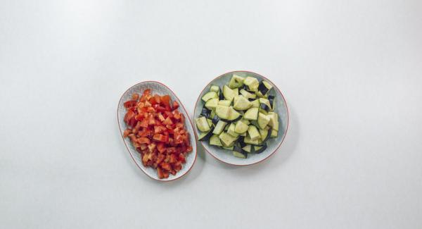 Limpiar las berenjenas y cortarlas en dados. Limpiar los tomates y cortarlos en dados pequeños.