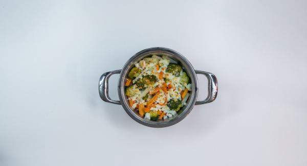 Espolvorear las rodajas de almendra sobre las verduras para servir.