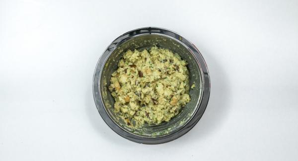 Picar las hojas de perejil añadirlas al bol. Mezclar todo bien y sazonar con sal y pimienta.
