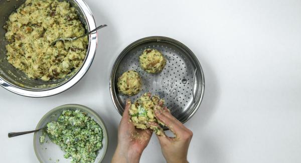 Formar 12 albóndigas de la mezcla del pan, insertar una cucharadita de la mezcla de brócoli para el relleno en el centro. Colocar las 6 bolas de masa en una Softiera previamente engrasada con mantequilla.