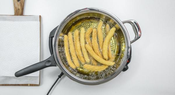 Cuando el Avisador (Audiotherm) emita un pitido al llegar a la ventana de “chuleta”, bajar temperatura de Navigenio (nivel 2) e introducir las tiras de masa en el aceite caliente.  Tapar y freír hasta que se alcance el punto de calor de 90°C. Voltear las tiras de masa y freír  hasta que estén doradas.