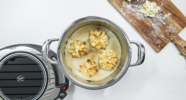 A continuación, colocar el Navigenio en modo de horno (poniéndolo invertido encima de la olla) y hornear como se describe en el punto 9.