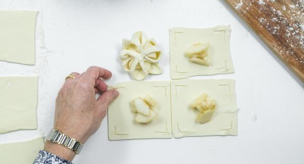 Poner unos dados de pera en el centro y doblar los bordes de la masa sobre las peras como una flor y presionarlas un poco (ver foto).