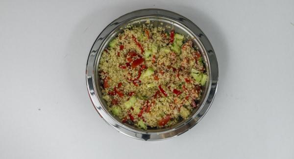 Sazonar el Bulgur, con sal, pimienta y comino. Añadir la mezcla de pimiento y cebolla, los tomates, el pepino, el aceite y el zumo de limón.