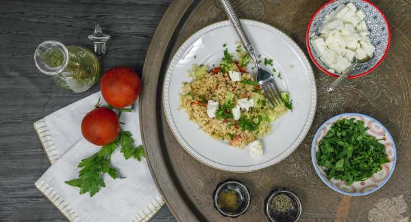 Desmenuzar el queso. Picar las hojas de perejil. Añadir el queso a la ensalada y espolvorear con perejil.