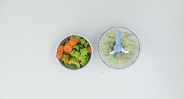 Pelar las cebollas, el ajo y las zanahorias, limpiar el apio y picarlo gradualmente en el Quick Cut.
