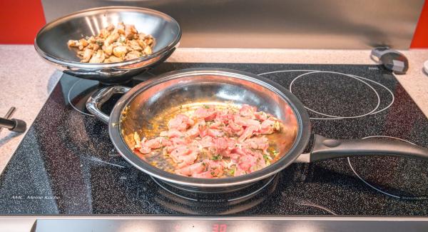 Cuando el Avisador (Audiotherm) emita un pitido al llegar a la ventana de “chuleta”, bajar la temperatura y freír la carne marinada por todas partes. Freír las cebollas con la última porción de carne.