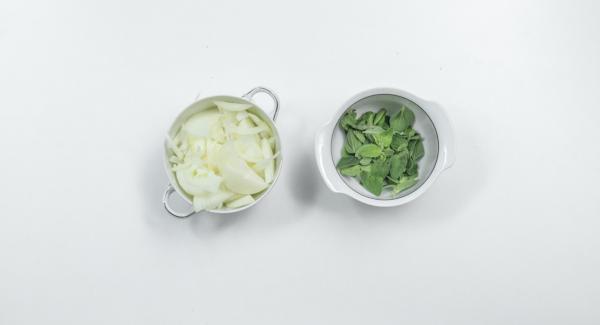 Cortar el queso feta en tiras anchas y cortar las aceitunas por la mitad. Pelar y cortar las cebollas por la mitad y luego en rodajas finas. Separar las hojas de orégano.