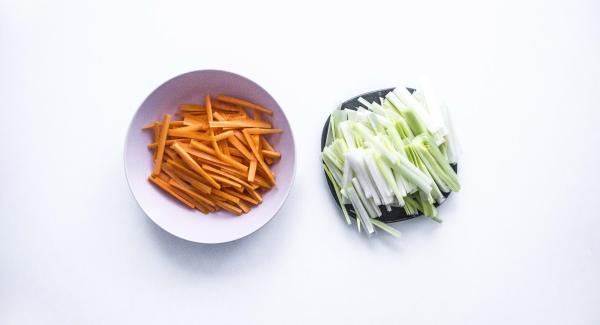 Pelar las zanahorias. Cortar las zanahorias y el puerro en bastones. Trocear el chocolate