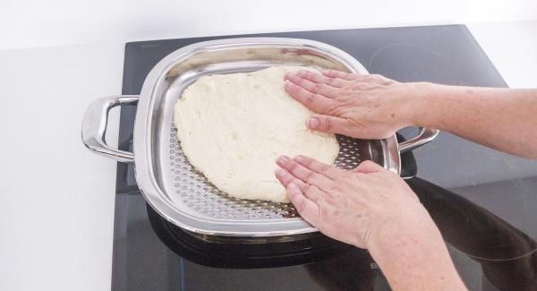 Untar el Arondo con una gota de aceite. Colocar la masa en su interior y extenderla bien hasta cubrir toda la unidad, con los dedos mojados.