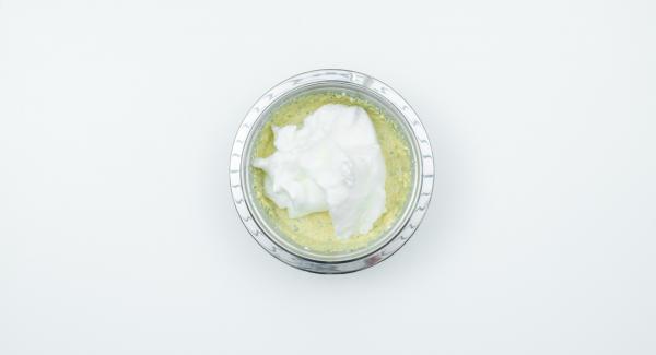 Mezclar la ricotta con la yema de huevo, el azúcar de vainilla, el almidón, el azúcar y los pistachos. Incorporar la clara de huevo batida con cuidado.