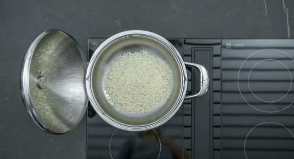 Cuando el Avisador (Audiotherm) emita un pitido al llegar a la ventana de “chuleta”, bajar la temperatura, añadir el arroz y revolver. Añadir el vino blanco y dejar hervir.