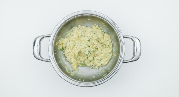 Agregar la mantequilla y el parmesano y sazonar con sal y pimienta. Arrancar y cortar las hojas de cilantro. Revolver en el risotto junto con las rodajas de lima.