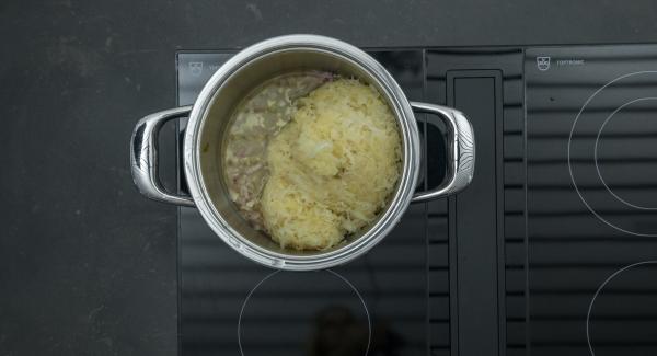 Añadir el chucrut (col fermentada), el vino blanco y 50 ml de zumo de piña. Tapar con la Tapa Rápida (Secuquick Softline). Encender el fuego a temperatura máxima, calentar la olla hasta la ventana de “soft", bajar temperatura y cocinar 15 minutos con el Avisador (Audiotherm).