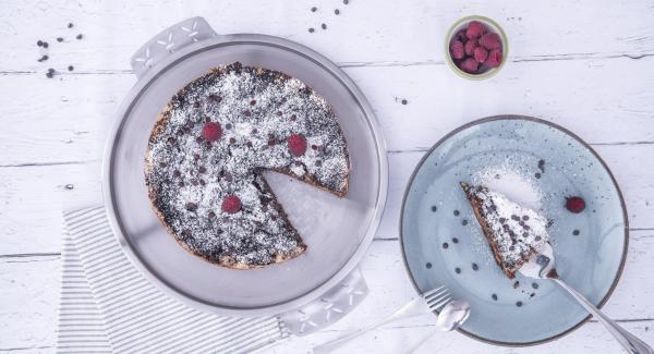 Cuando el Avisador (Audiotherm) emita un pitido al finalizar el tiempo de cocción, sacar la tarta con la ayudar de los bordes del papel de horno y colocarlo en un plato . Adornar con azúcar glas y servir.