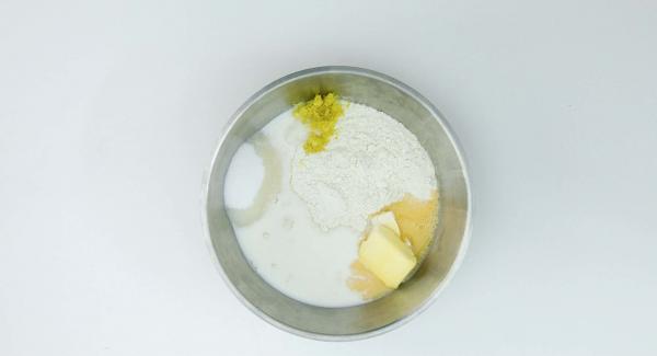 Mezclar la levadura con leche templada. Añadir el resto de ingredientes.