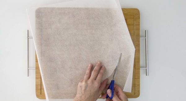 Pintar y cortar un círculo en un papel de horno con la ayuda de una tapa de 24cm.