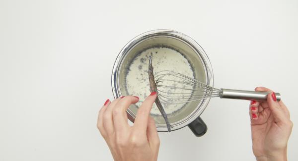 Colocar la olla en el Navigenio a temperatura máxima (nivel 6) y llevar a ebullición. Retirar la olla y sacar la vaina de vainilla.