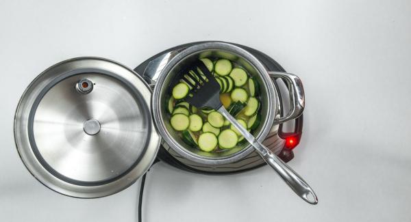 Cuando el Avisador (Audiotherm) emita un pitido al llegar a la ventana de “chuleta”, bajar temperatura de Navigenio (nivel 2), añadir las tiras de bacon y freír. Desglasar con agua o caldo de verduras y añadir los calabacines.