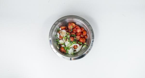 Limpiar y cortar por la mitad o en cuartos los tomates para cóctel, limpiar la cebolleta y cortarla en aros finos. Mezclar los tomates y la cebolla con el aceite y el vinagre balsámico. Sazonar con sal y pimienta.