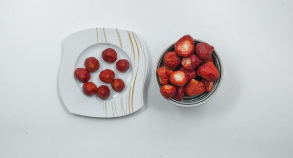 Limpiar las fresas y reservar 8 de tamaño mediano para el relleno.