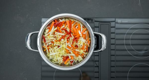 Cuando el Avisador (Audiotherm) emita un pitido al llegar a la ventana de “chuleta”, bajar la temperatura y freir la mezcla de jenjibre y cebolla removiendo. Añadir las verduras y freír sin dejar de remover.