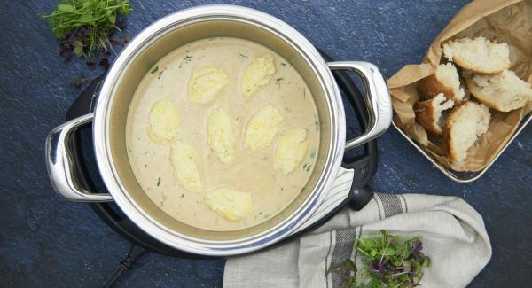 Añadir la nata líquida y, si se desea, espesar ligeramente la salsa con un poco de maizena. Picar las hojas de estragón, y añadirlas a la salsa. Sazonar al gusto con sal y pimienta y añadir albóndigas de pescado a la salsa.