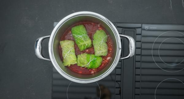 Añadir la salsa de tomate. Colocar las patatas en la Softiera,  introducir en la olla y tapar con la Tapa Rápida (Secuquick Softline). Ajustar el fuego a temperatura baja cocinar en el símbolo de "soft "durante aproximadamente 10 minutos con el Avisador (Audiotherm).