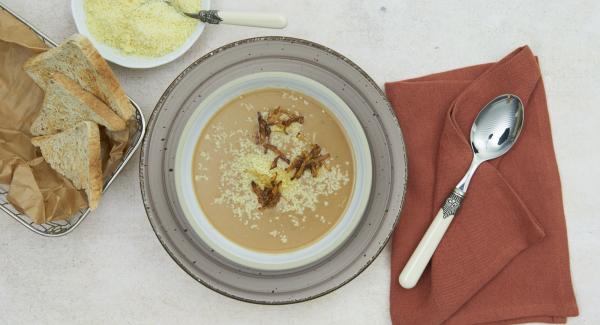 Servir la sopa de harina con cebolla y queso.