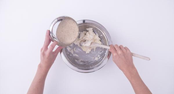 Mezclar el requesón con el queso parmesano rallado, la mantequilla, el pan rallado, las yemas de huevo, la sal y la pimienta y la nuez moscada. Dejar reposar todo durante aprox. 10 minutos.