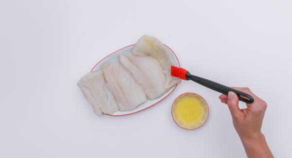 Secar el pescado y untar un poco de mantequilla por un lado, girar y sazonar con sal y pimienta.