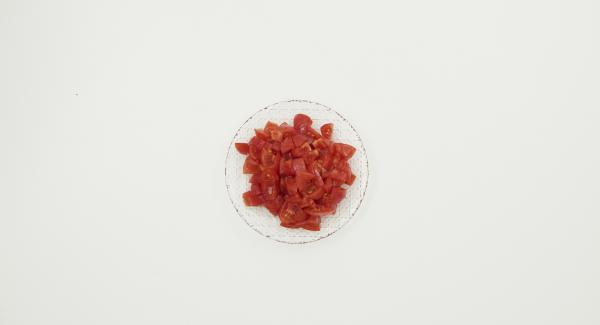 Escaldar los tomates, pelarlos y cortarlos en dados.