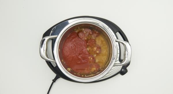 Añadir el pimentón, el tomate, el agua, los fideos y la hoja de laurel y remover bien.