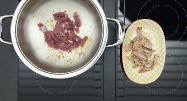 Cuando el Avisador (Audiotherm) emita un pitido al llegar a la ventana de “chuleta”, bajar la temperatura y. freír la carne ppr porciones y reservar.