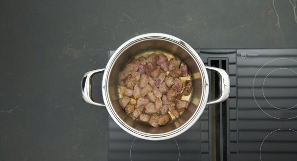 Cuando el Avisador (Audiotherm) emita un pitido al llegar a la ventana de “chuleta”, freír los dados por porciones. Agregar el ajo, las especias, los garbanzos y el caldo. Mezclar bien.