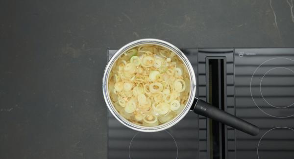 Cuando el Avisador (Audiotherm) emita un pitido al llegar a la ventana de “chuleta”, retirar la tapa, dorar las cebollas sin dejar de remover, espolvorear con azúcar y canela y caramelizar. Reservar.