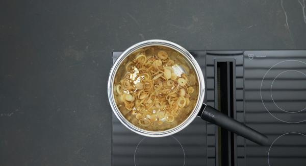 Cuando el Avisador (Audiotherm) emita un pitido al llegar a la ventana de “chuleta”, retirar la tapa, dorar las cebollas sin dejar de remover, espolvorear con azúcar y canela y caramelizar. Reservar.